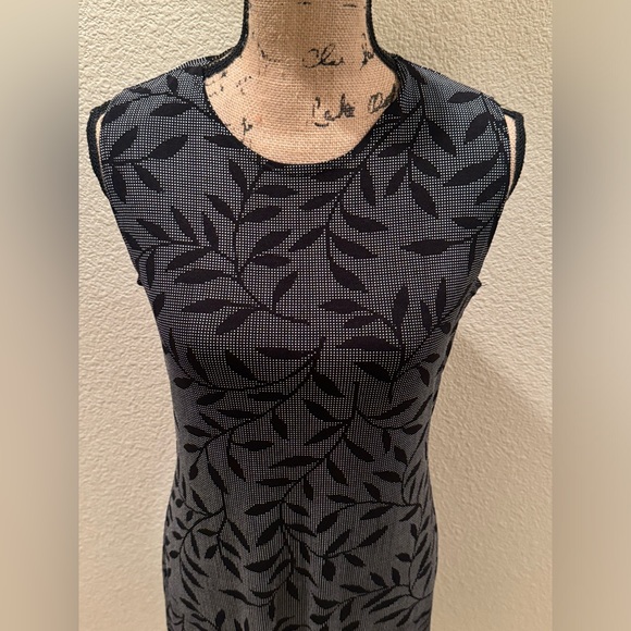 Women’s Sleeveless Classic Modern Cocktail Dress - Picture 9 of 11